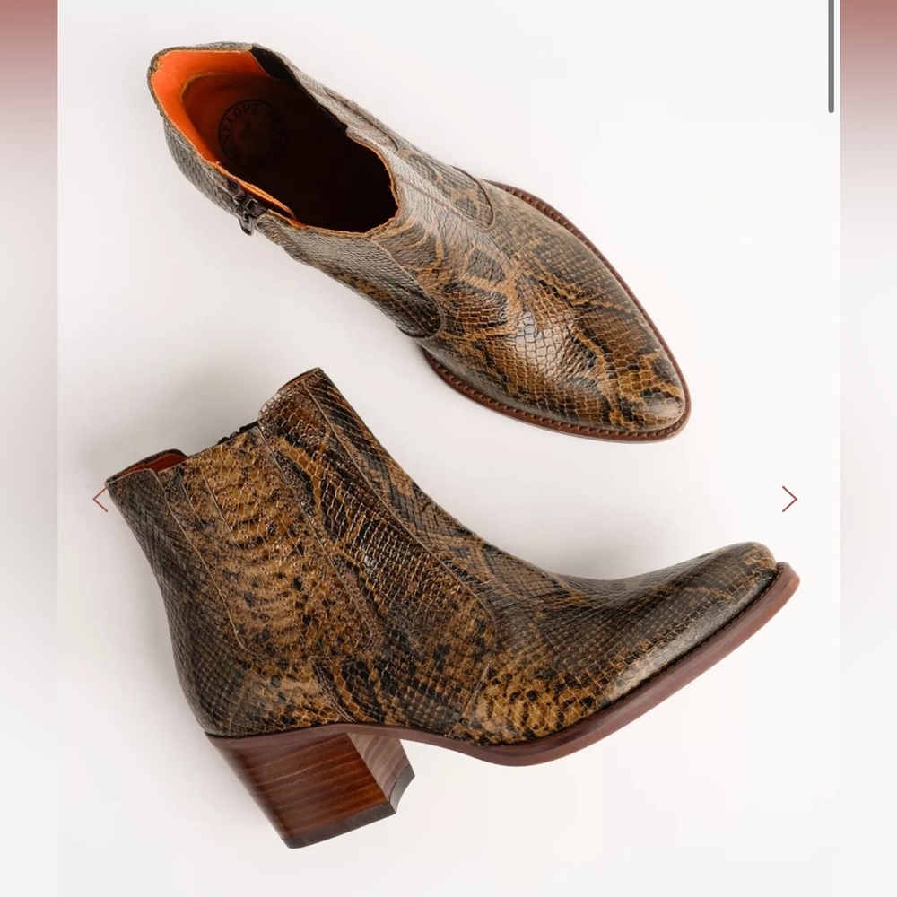 NWT! Penelope Chilvers Raven Snake Effect Boot